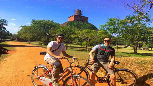 ركوب الدراجات عبر الآثار القديمة من Polonnaruwa